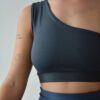 top asimetrik gris