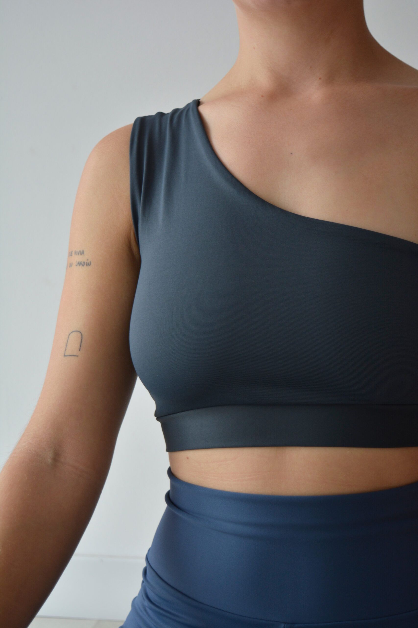 top asimetrik gris