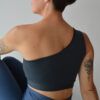 top asimetrik gris