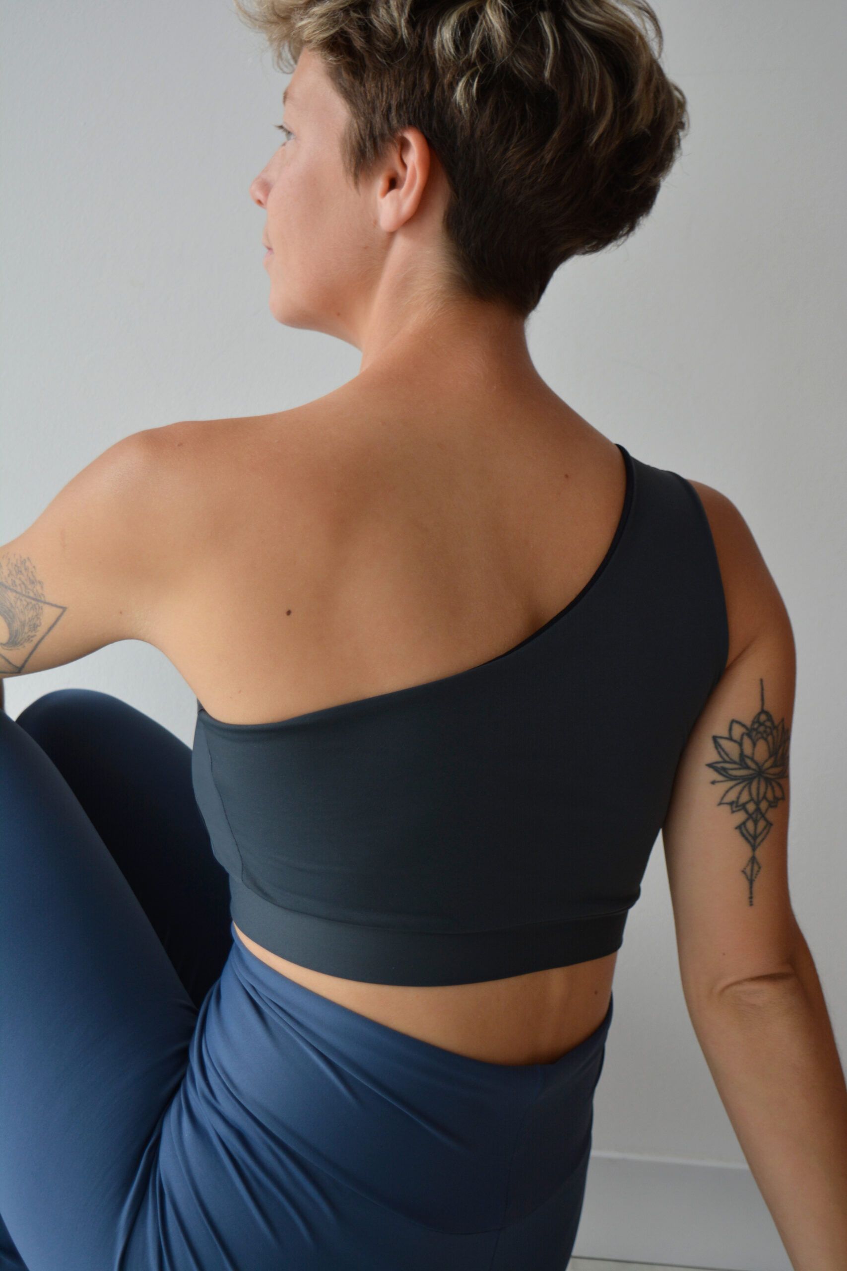 top asimetrik gris