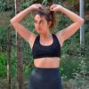 leggins grises y sujetador deportivo bikram