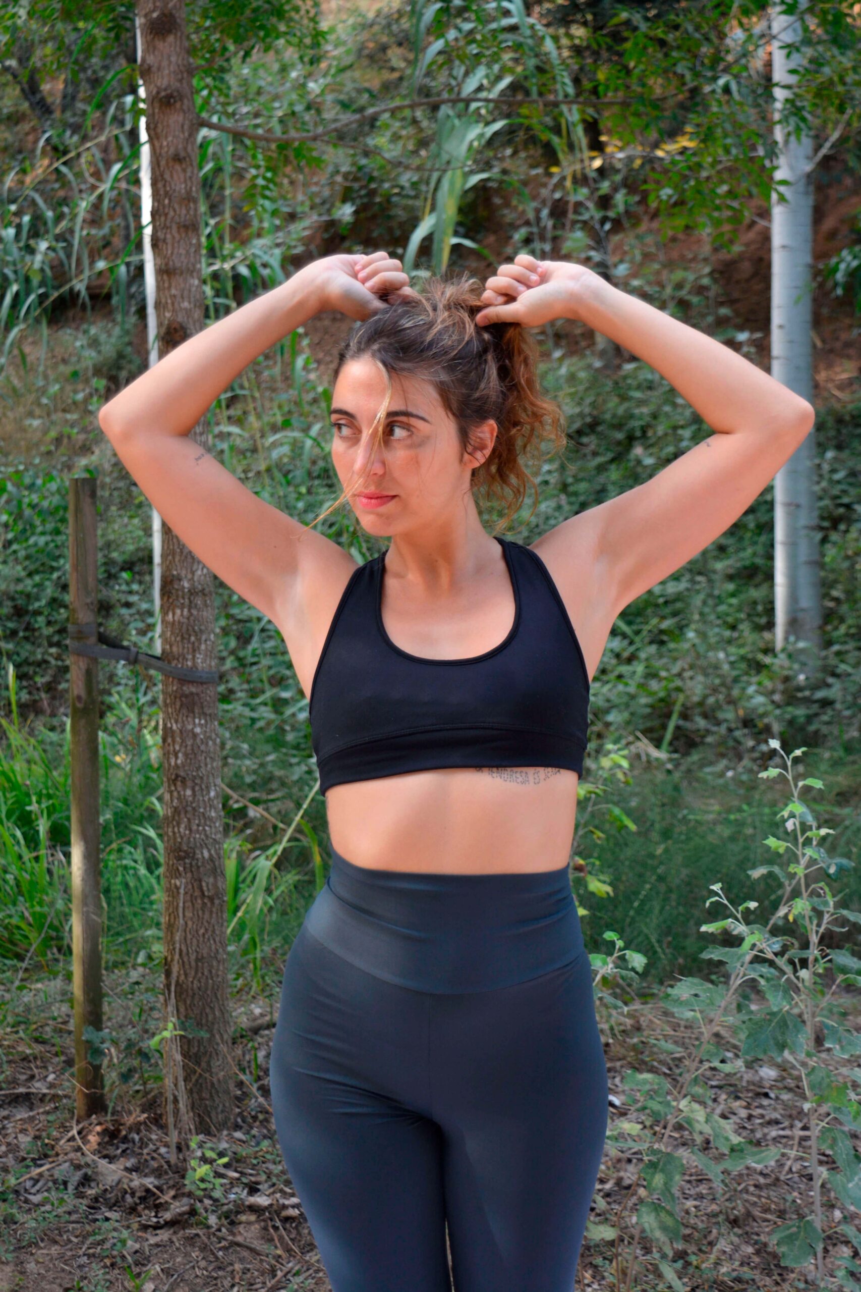 leggins grises y sujetador deportivo bikram